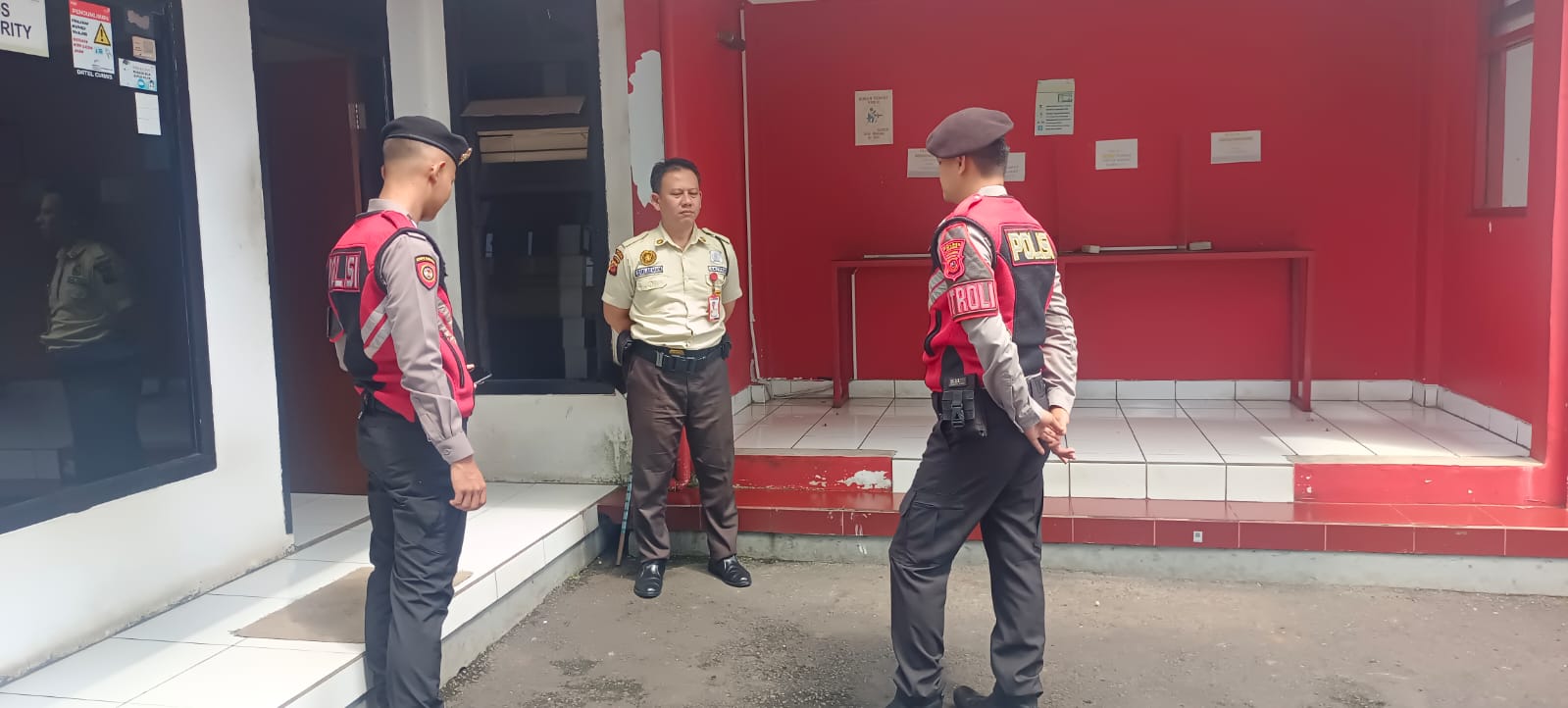 Humanis, Tiga Personel Samapta Polres Ciamis Datang dan Beri Imbauan di Kantor Telkom