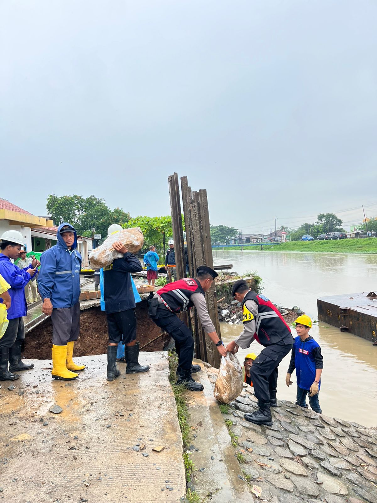 Kapolres Karawang: Keselamatan Warga Prioritas Utama dalam Penanganan Banjir Karangligar