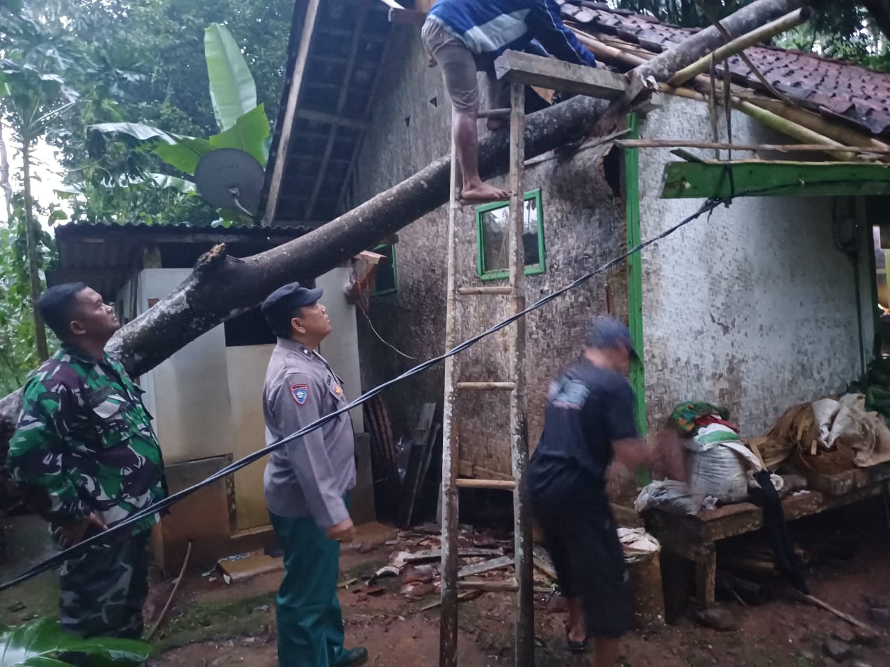 Polri Siaga Bencana, Polsek Ciamis Polres Ciamis Datangi TKP Bencana Pohon Tumbang di Bendasari