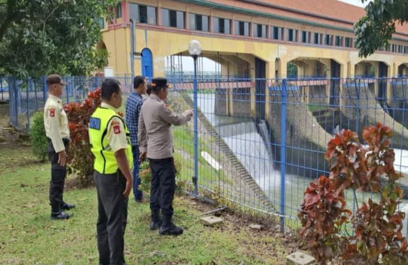 Musim Hujan, Kapolsek Klari Cek Debit Air Citarum di Bendungan Walahar