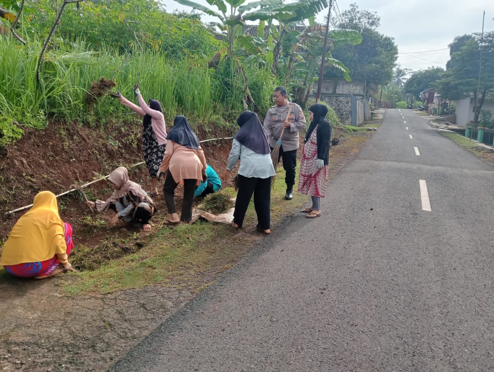 Polsek Sukadana Sambang Baksos Bersih-bersih Jalan Bersama Warga, Wujud Kepedulian Polri terhadap Lingkungan dan Kebersamaan