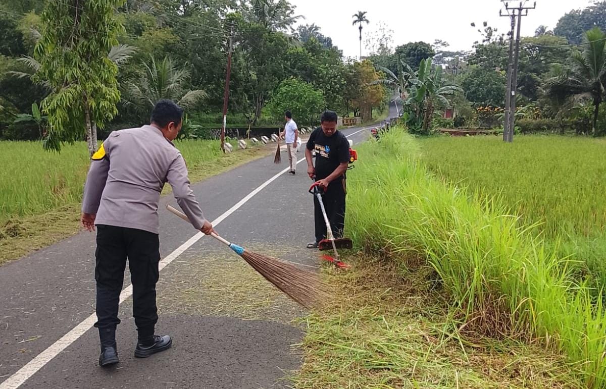 Polsek Sukadana Sambang Baksos Bersih-Bersih Jalan Bersama Perangkat Desa, Perkuat Sinergi Polri dan Pemerintahan Desa