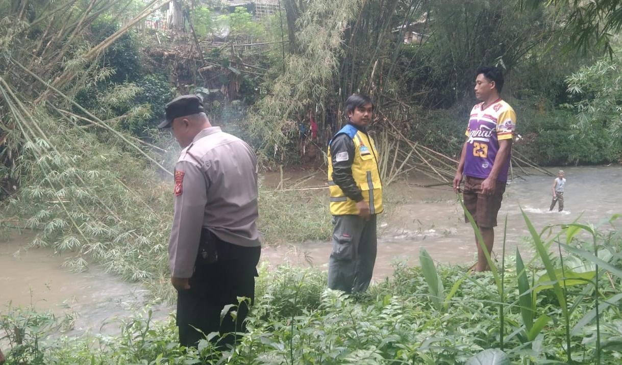 Polsek Kawali Monitoring Wilayah Rawan Banjir, Wujud Kehadiran Polri Lindungi Keselamatan Warga