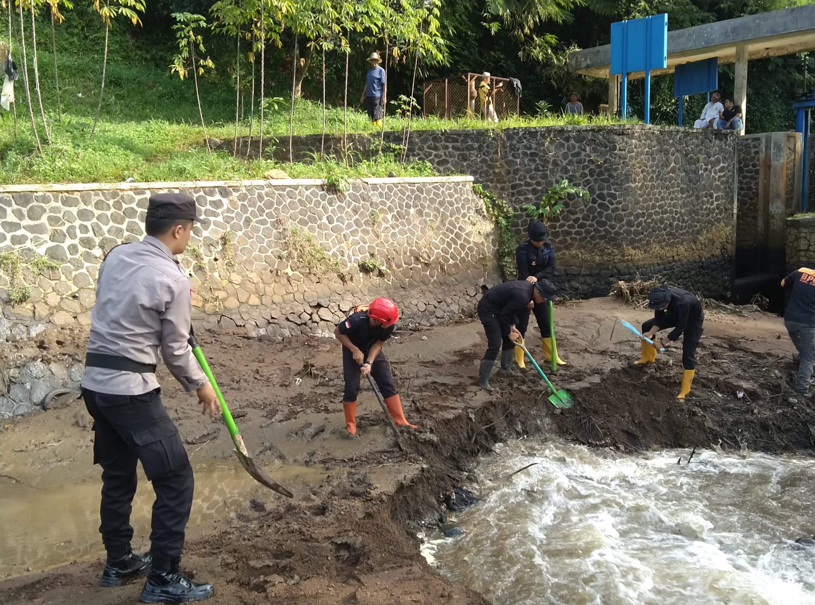 Polsek Ciamis Dukung Gerakan Gotong Royong Normalisasi Saluran D.I Cipalih/Nagawiru, Wujud Sinergi Polri dan Masyarakat Jaga Lingkungan