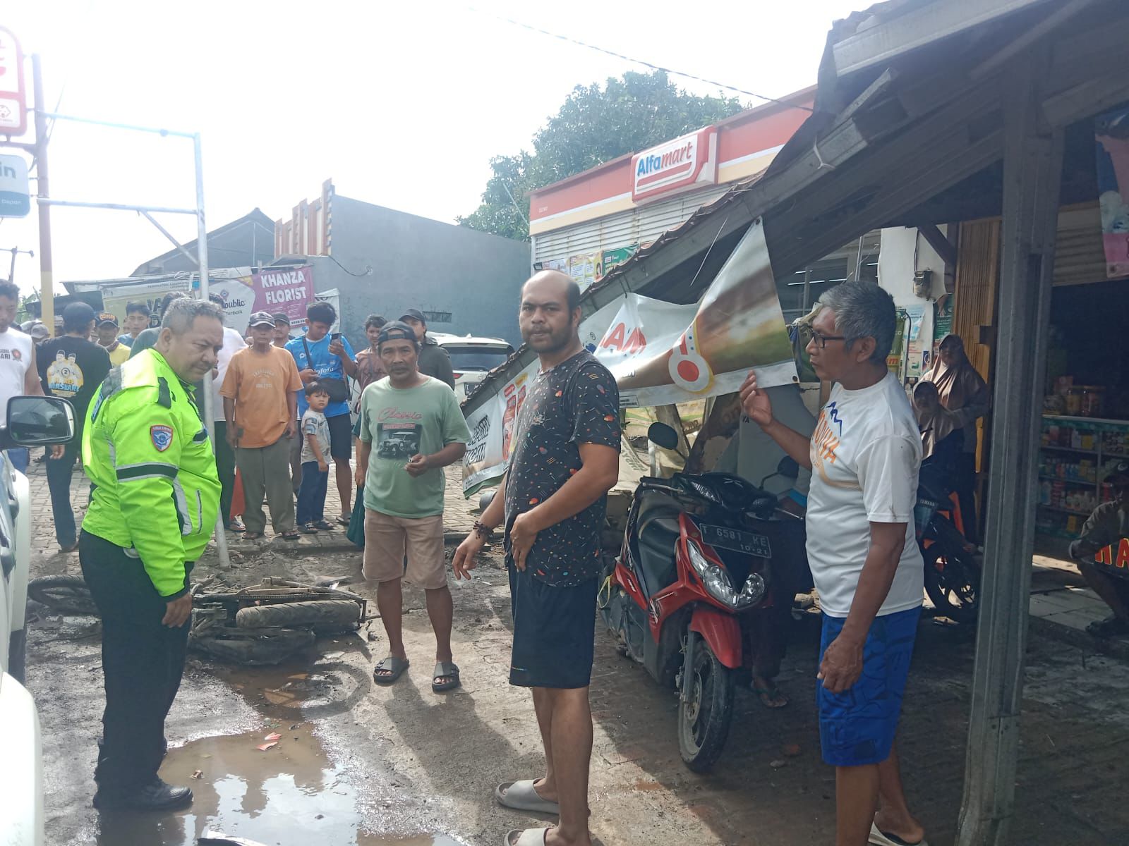 Laka Lantas Libatkan Minibus dan Tiga Motor di Telagasari, Polres Karawang Lakukan Penyelidikan