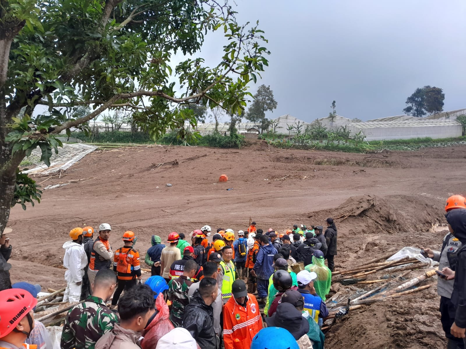 Tim DVI Polda Jabar Kerahkan Pasukan ke Lokasi Longsor di Cisarua KBB