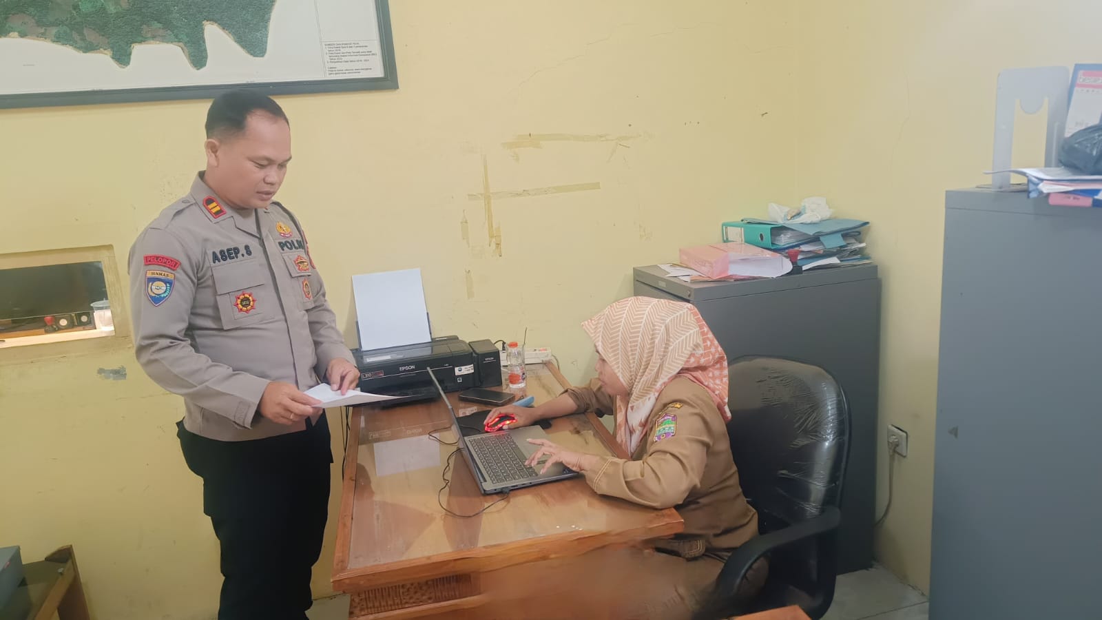 Panit I Binmas Polsek Cikoneng Sambangi Perangkat Desa Wanasigra, Awasi Dana Desa dan Perkuat Harkamtibmas