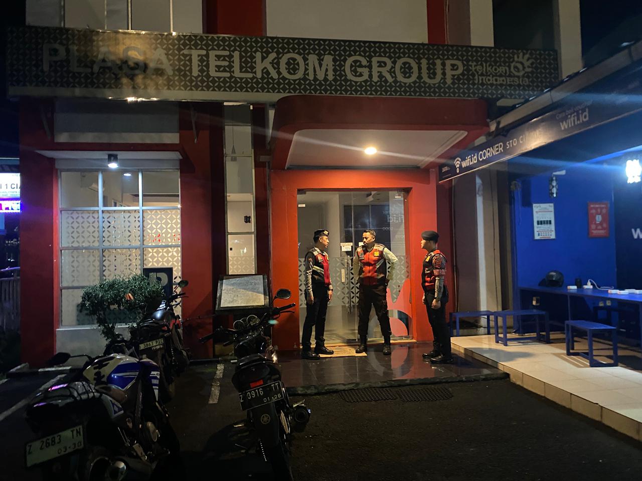 Humanis, Tiga Personel Samapta Polres Ciamis Patroli dan Beri Imbauan Kamtibmas di Kantor Telkom