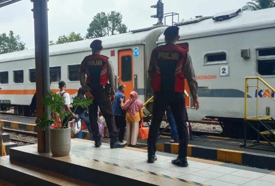 Sat Samapta Polres Ciamis Intensifkan Patroli Dialogis di Stasiun Ciamis, Perkuat Kehadiran Polri Jaga Keamanan Publik