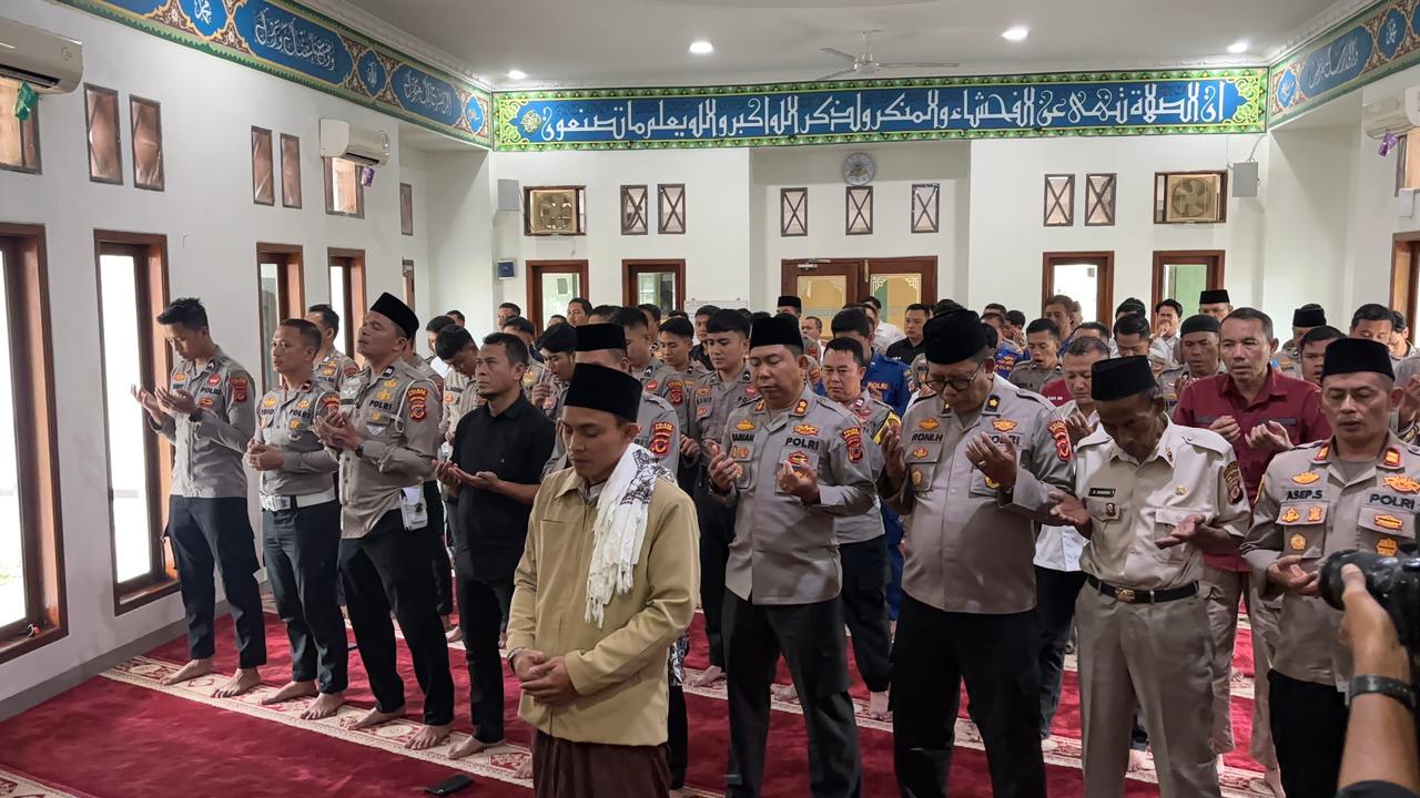 Polres Sukabumi Laksanakan Shalat Ghaib dan Doa Bersama untuk Dua Anggota Polri yang Gugur serta Korban Bencana Cisarua