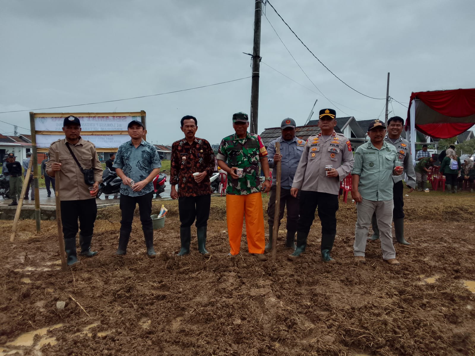 Dukung Ketahanan Pangan, Kapolsek Klari beserta Jajaran Ikuti Zoom Meeting Penanaman Jagung Serentak Polda Jabar Di Perumahan Bumi Kosambi Baru