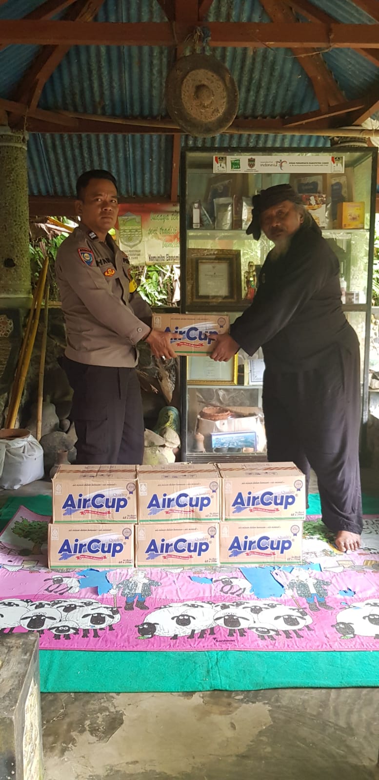 Polri Berbagi, Polsek Cimaragas Polres Ciamis Baksos ke Juru Kunci Situs Galuh Salawe