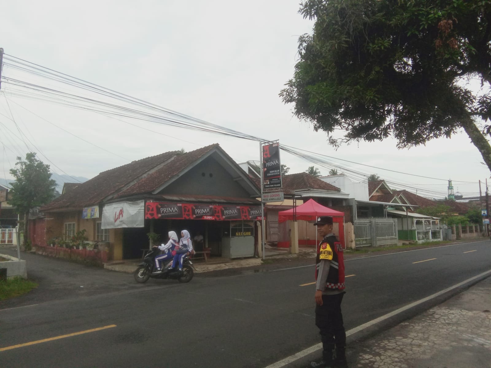 Pelayanan Masyarakat, Polsek Kawali Turun ke Jalan Pengaturan Lalu Lintas Pagi di Jalur Padat