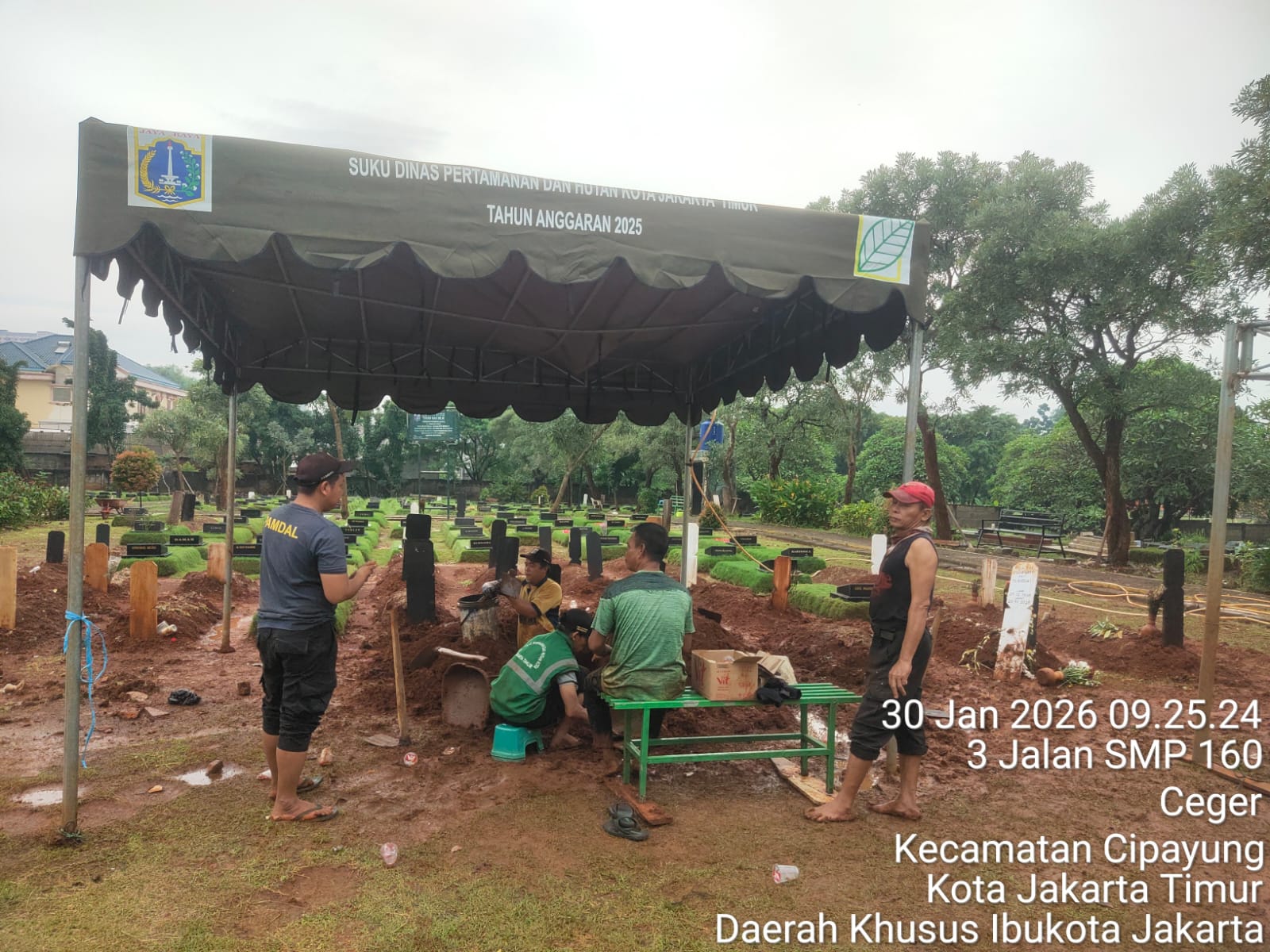 Keluarga Almarhumah Keluhkan Pelayanan Pemakaman di TPU Ceger