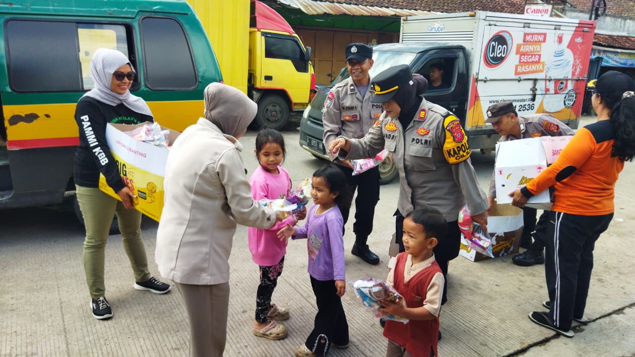 Polsek Cililin Laksanakan Baksos Jumat Berkah, Wujud Kepedulian Polri kepada Masyarakat