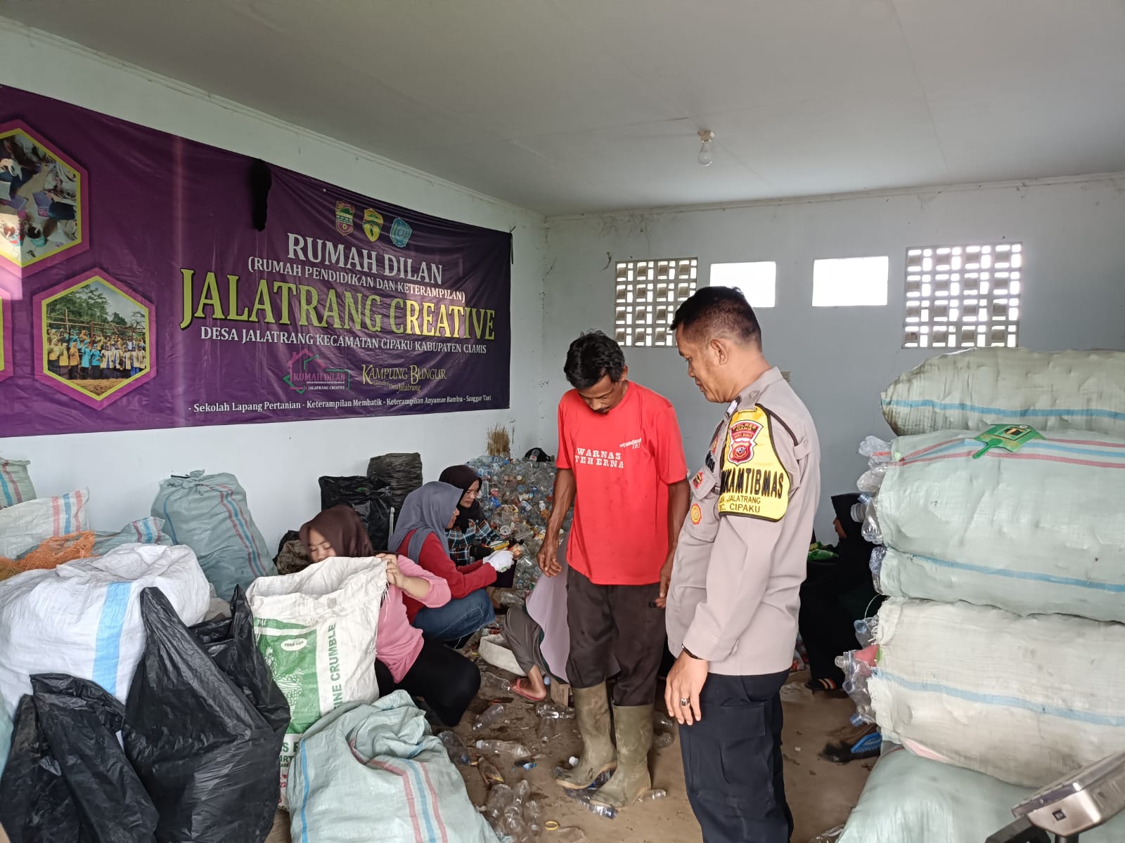 Polsek Cipaku Dukung Program Lingkungan Melalui Monitoring Pemilahan Sampah di Bank Sampah Jalatrang Berseka