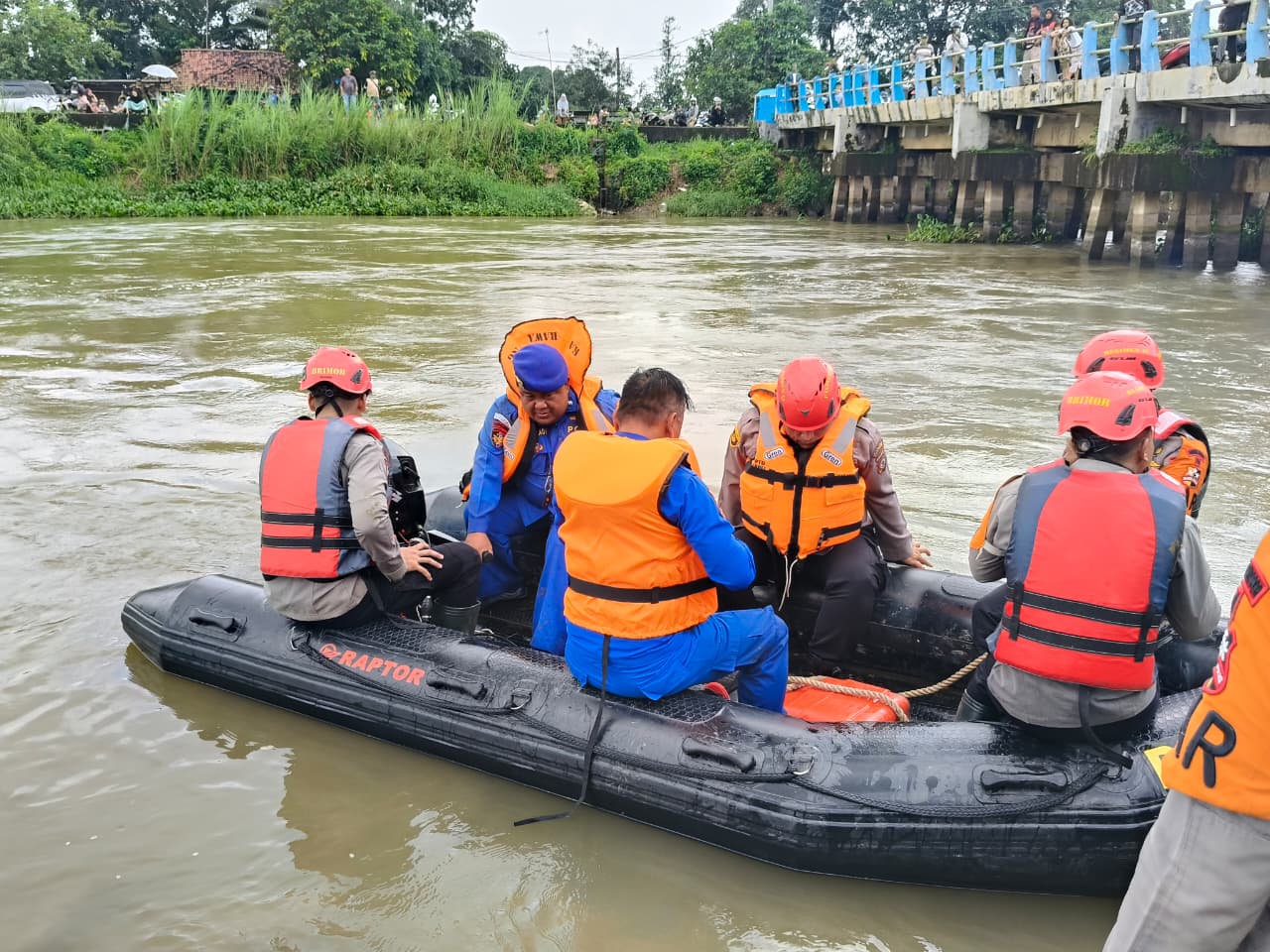 Pencarian Hari Kedua Korban Tenggelam di Sungai Kalimalang Ciampel Masih Berlangsung