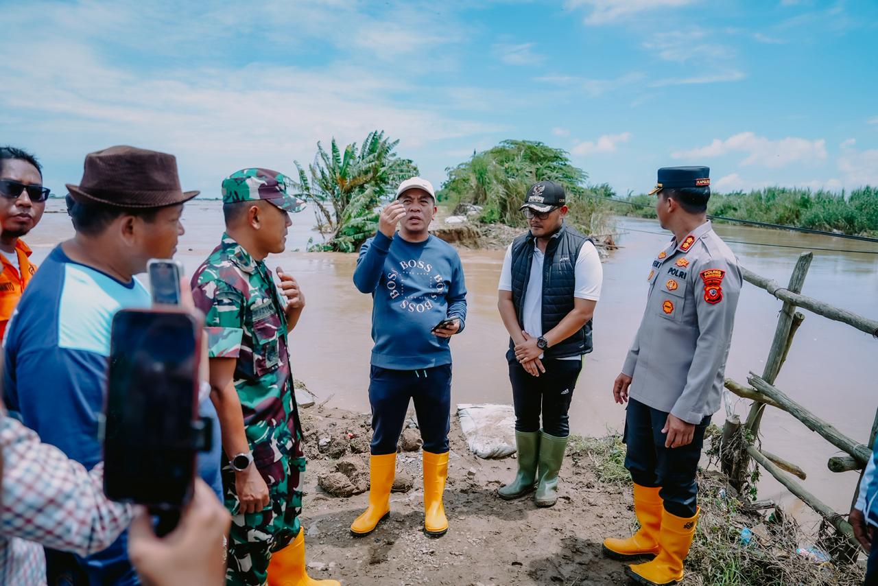 Kapolres Karawang Bersama Forkopimda Tinjau Lokasi Banjir di Kecamatan Cilamaya Wetan