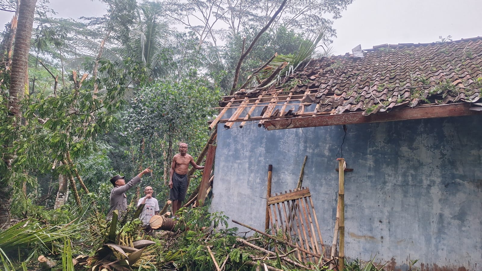 Polri Siaga Bencana, Polsek Sukadana Polres Ciamis Datangi TKP Bencana Pohon Tumbang di Salakaria