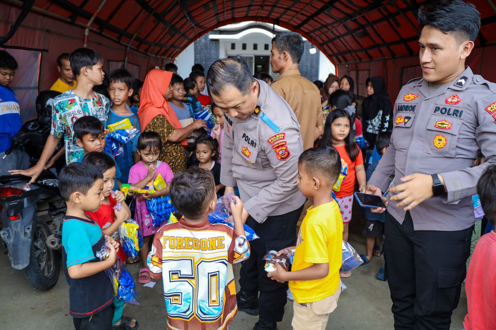 Anak-anak Terhibur, Polres Karawang Hadirkan Trauma Healing di Lokasi Banjir