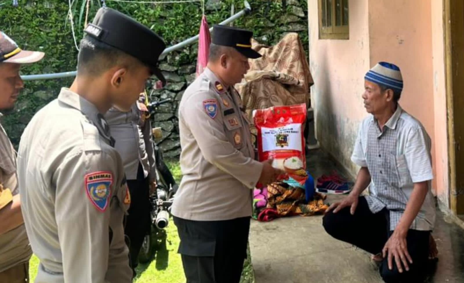 Polres Ciamis Salurkan Bantuan Sosial Bagi Korban Tanah Longsor Di Sindangkasih