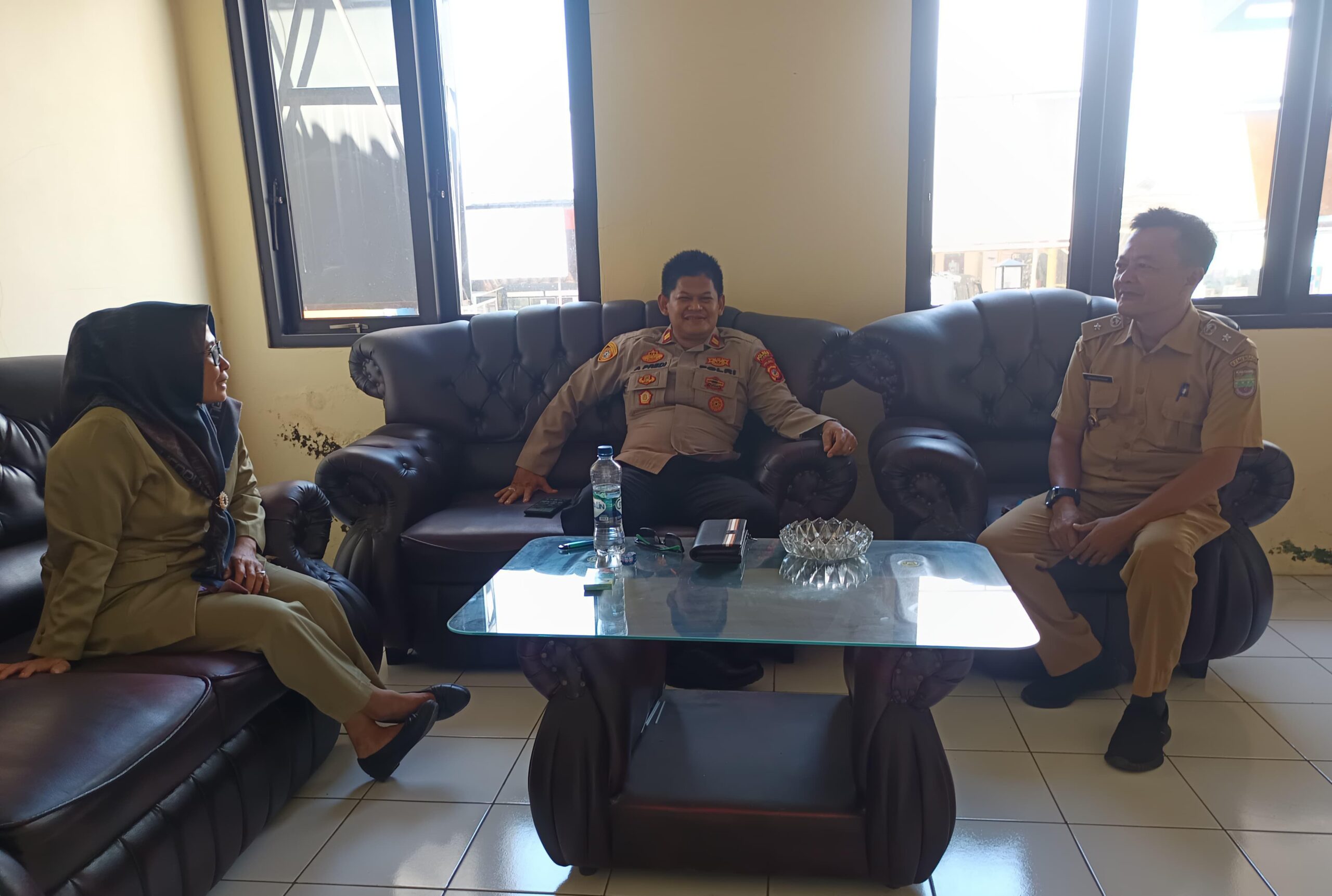 Kapolsek Cihaurbeuti Sambang Kepala Desa Cijulang, Tingkatkan Kewaspadaan Kejahatan di Masyarakat