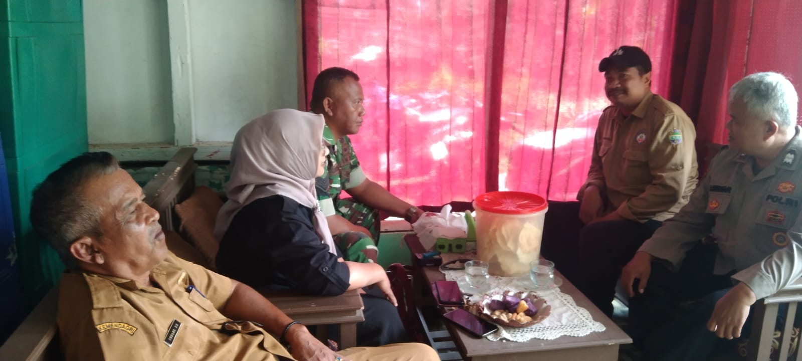 Bhabinkamtibmas Polsek Kawali Sambang Tokoh Masyarakat Desa Winduraja, Tingkatkan Kewaspadaan dan Dukungan Program Desa