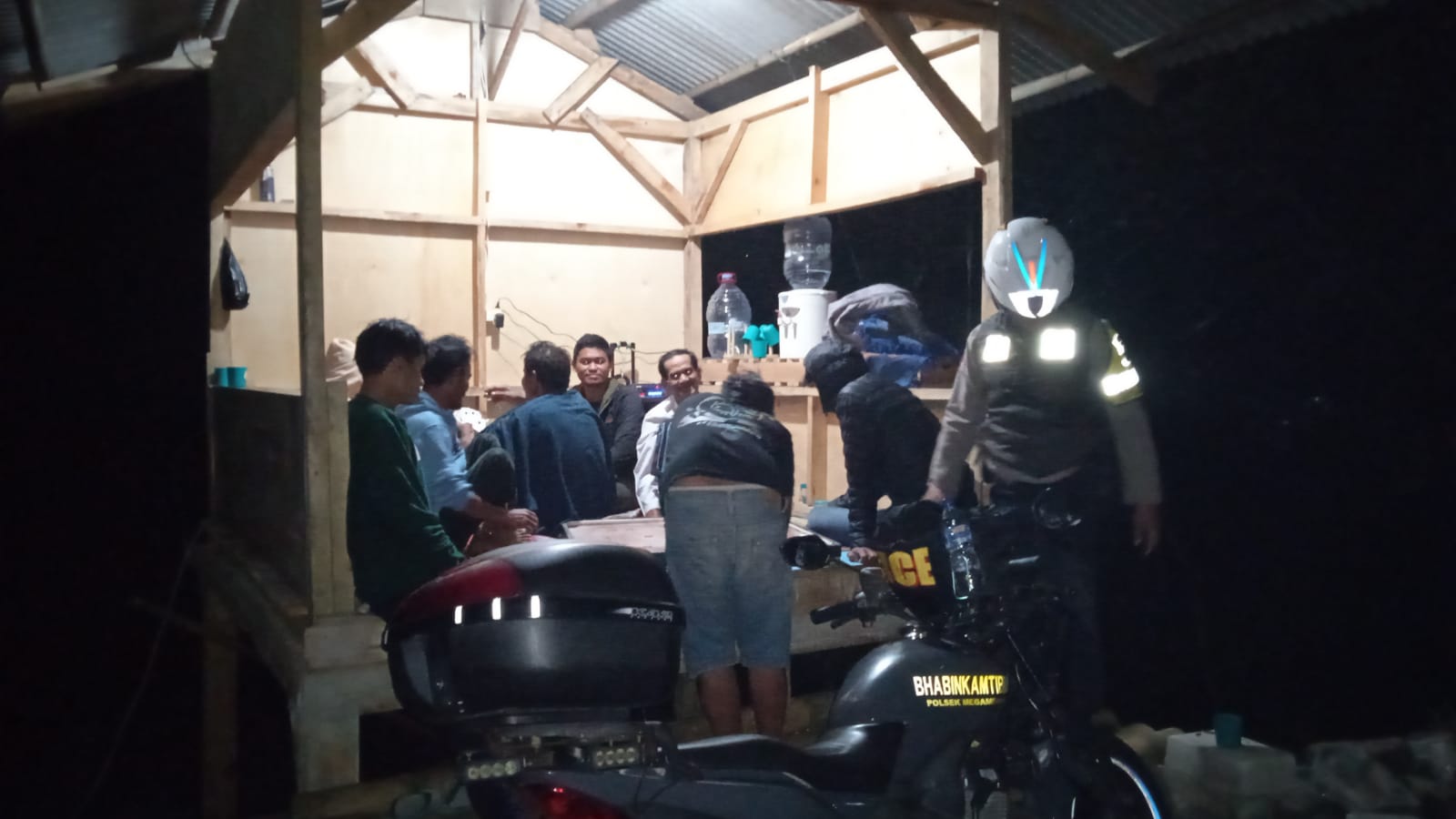 Bhabinkamtibmas Polsek Megamendung melaksanakan giat Kontrol Satkamling / Ronda malam serta sampaikan pesan Kamtibmas