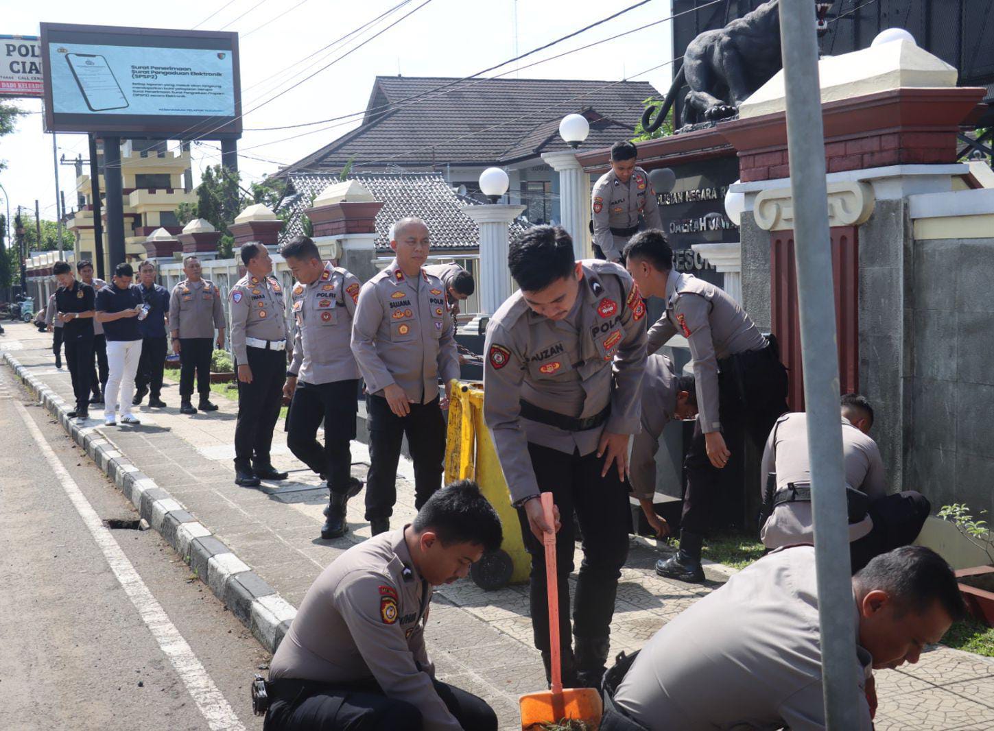 Polres Ciamis Gelar Korve Di Lingkungan Mako, Polri Tunjukkan Kepedulian Lingkungan Bersih dan Nyaman