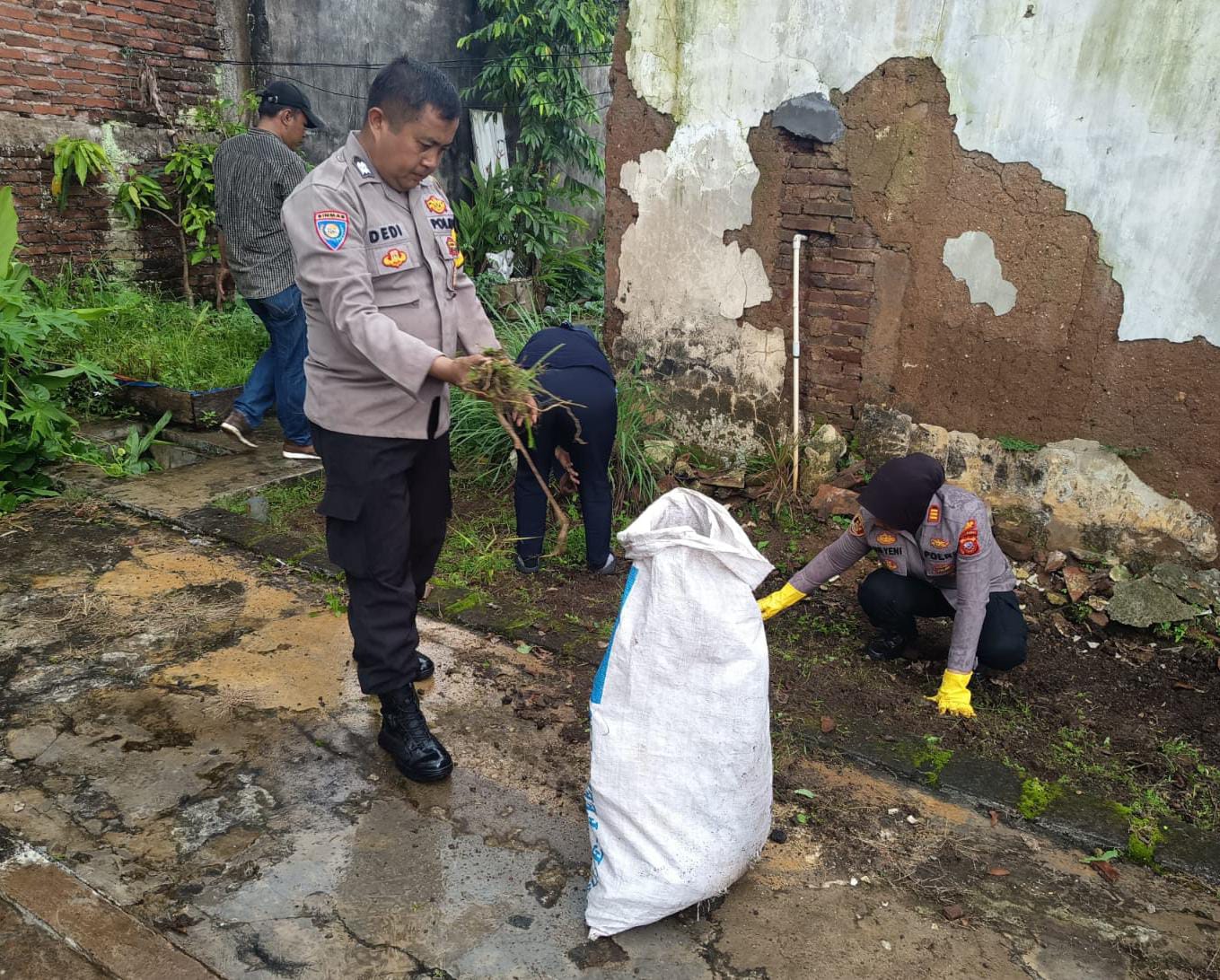 Polsek Kawali Tingkatkan Kebersihan dan Tata Kelola Lingkungan, Polri Hadir untuk Masyarakat