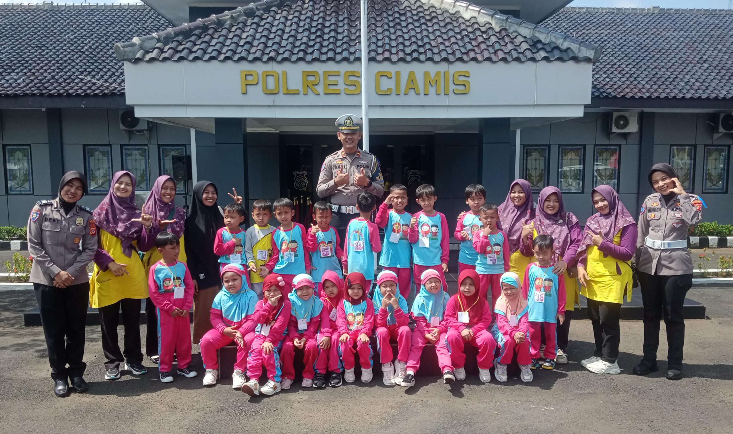 Sat Lantas Polres Ciamis Laksanakan Edukasi Program Polsanak Kepada Siswa-Siswi TK Al-Fadliliyah Darussalam