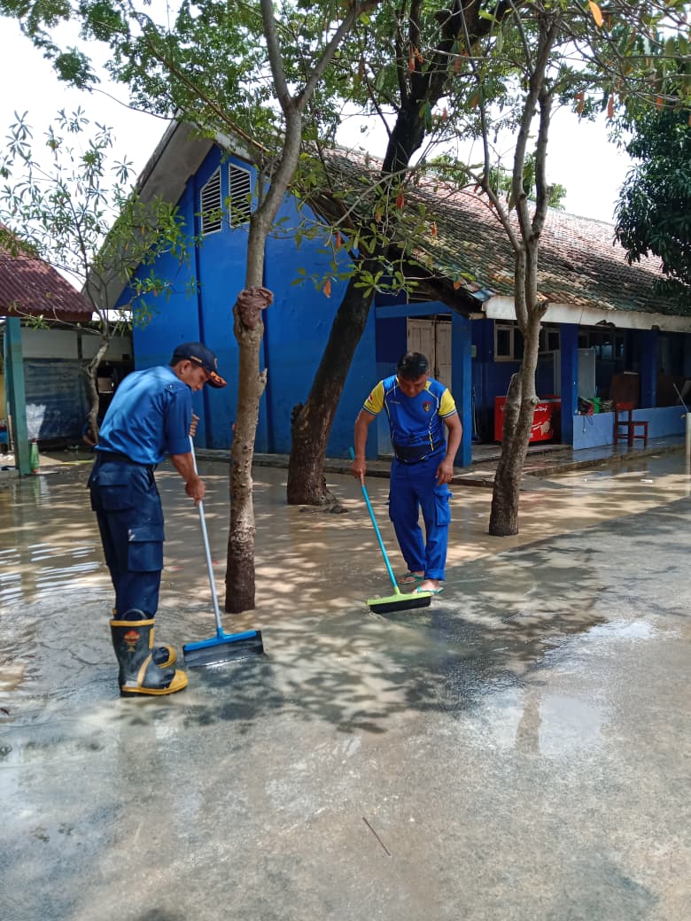 Sinergi Polri dan Relawan, SMPN 1 Telukjambe Barat Kembali Bersih Pasca Banjir