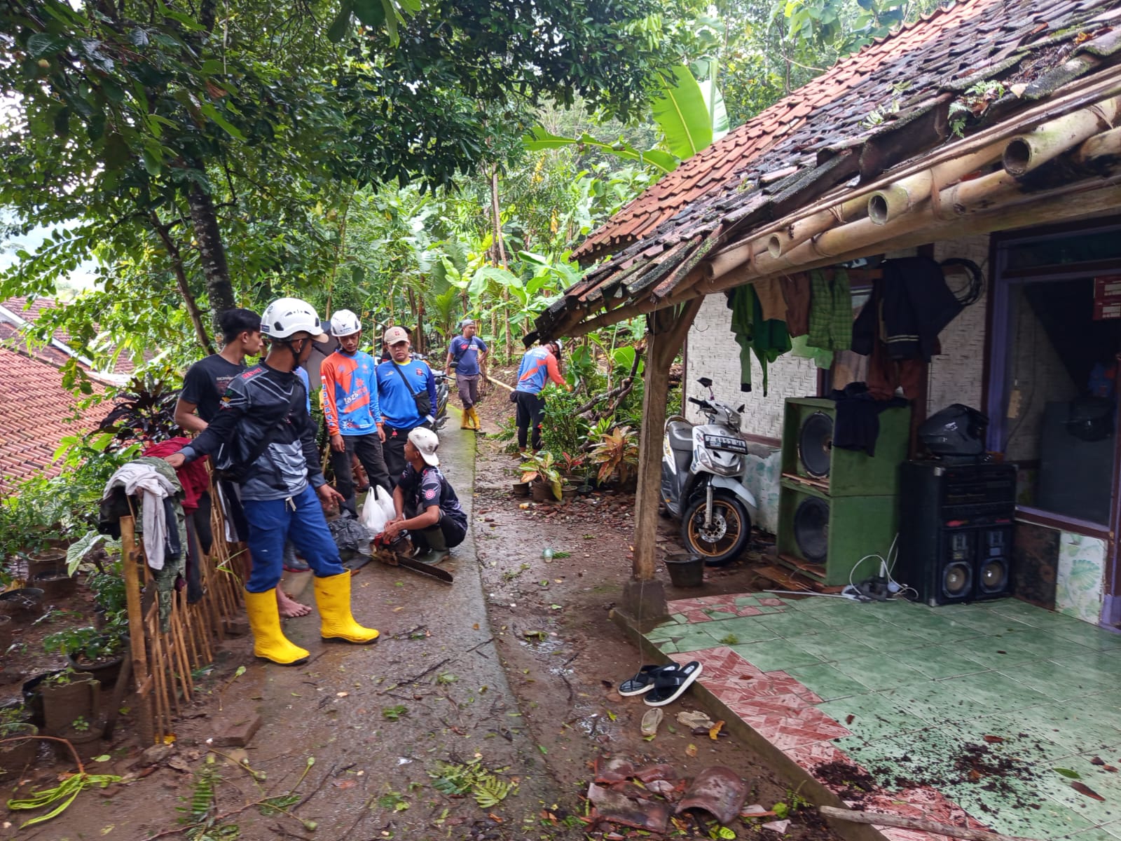 Polri Siaga Bencana, Polsek Pamarican Polres Ciamis Bantu Evakuasi Pohon Tumbang ke Rumah Warga