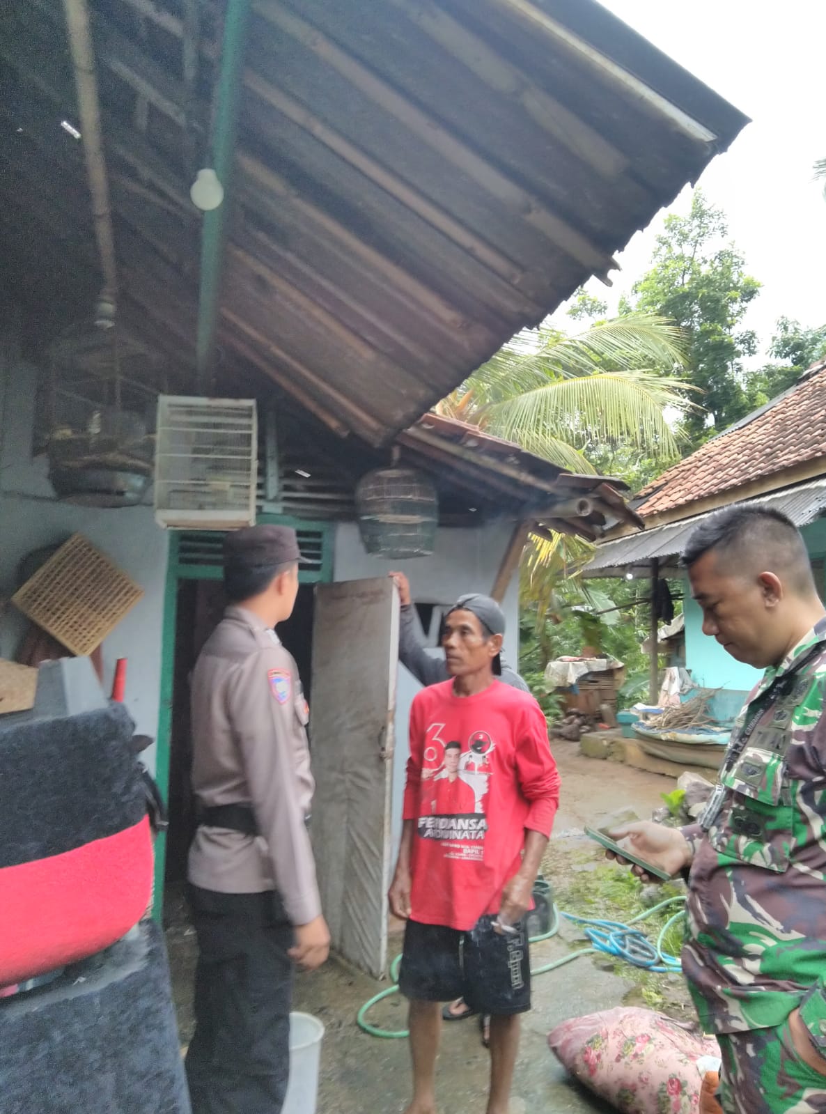 Polsek Ciamis Polres Ciamis Datangi TKP Kebakaran Rumah di Lingkungan Margayasa