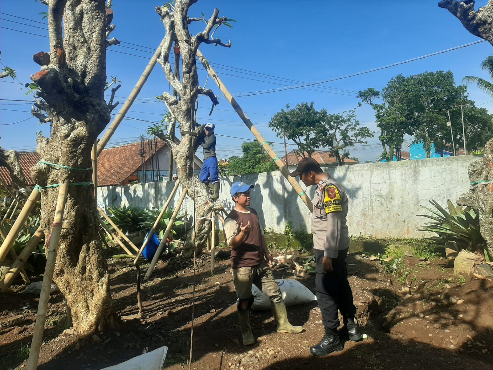 Bhabinkamtibmas Polsek Cikoneng Intensifkan Sambang Warga Desa Gunungcupu, Perkuat Pencegahan Gangguan Kamtibmas