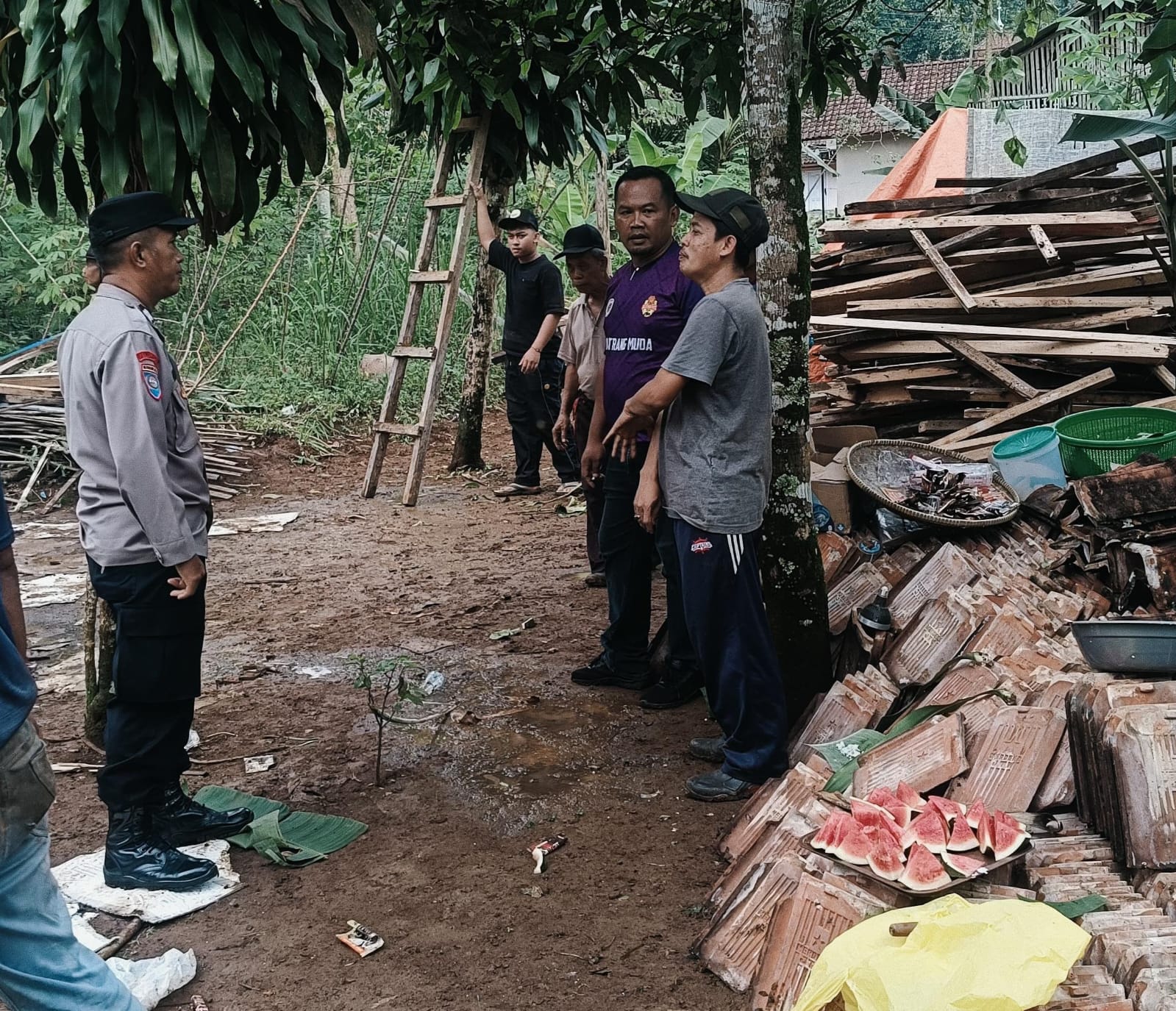 Polsek Cipaku Wujudkan Kepedulian Sosial Melalui Sambang dan Bantu Bedah Rumah Warga Desa Jalatrang