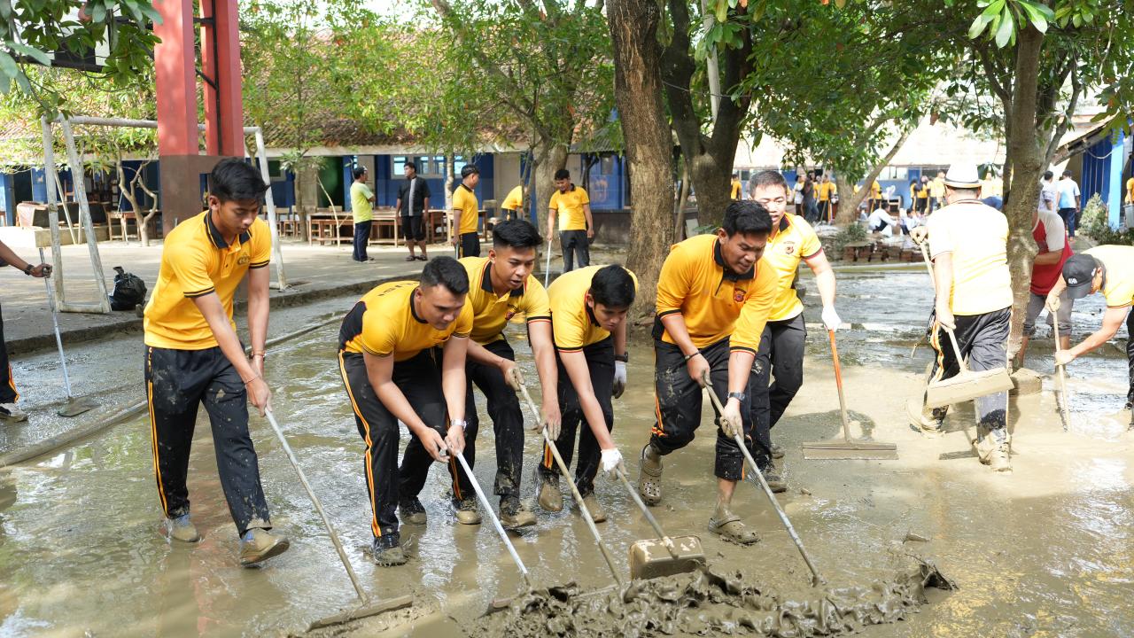 Kapolres Karawang Pimpin Kerja Bakti Pascabanjir di SMPN 1 Telukjambe Barat