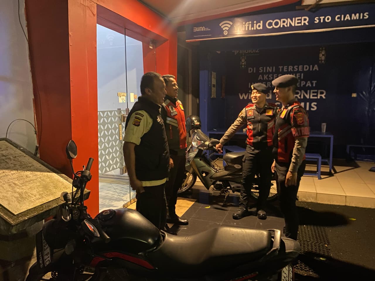 Humanis, Tiga Personel Samapta Polres Ciamis Patroli dan Beri Imbauan Kamtibmas di Plasa Telkom