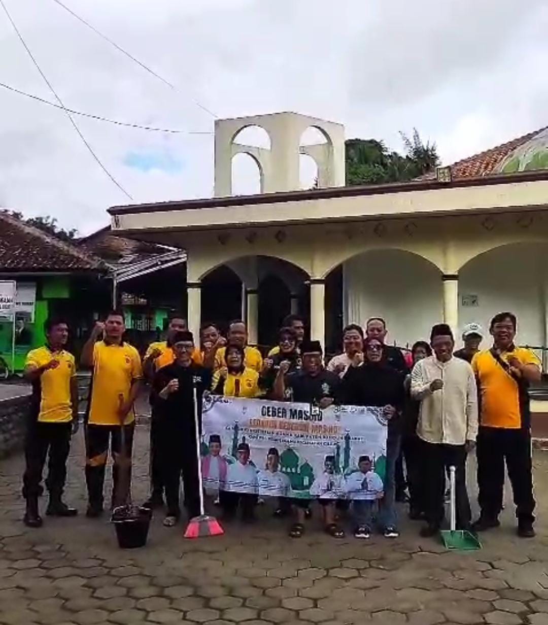 Kapolsek Cililin Berikan Alat untuk Mesjid Alhikam