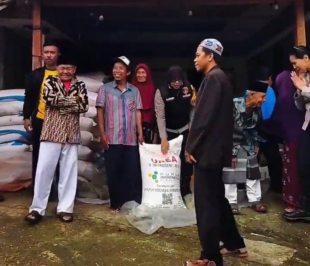 Kapolsek Cililin Bantu Kelompok Tani Sumber Rejeki dengan Pupuk 5 Ton