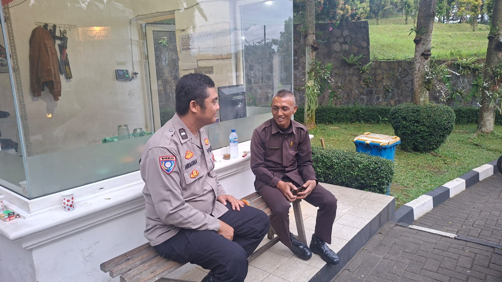 Antisipasi Kejahatan, Bhabinkamtibmas Desa Pasir Angin Sambang Satpam Warga Binaan sampaikan Pesan Kamtibmas