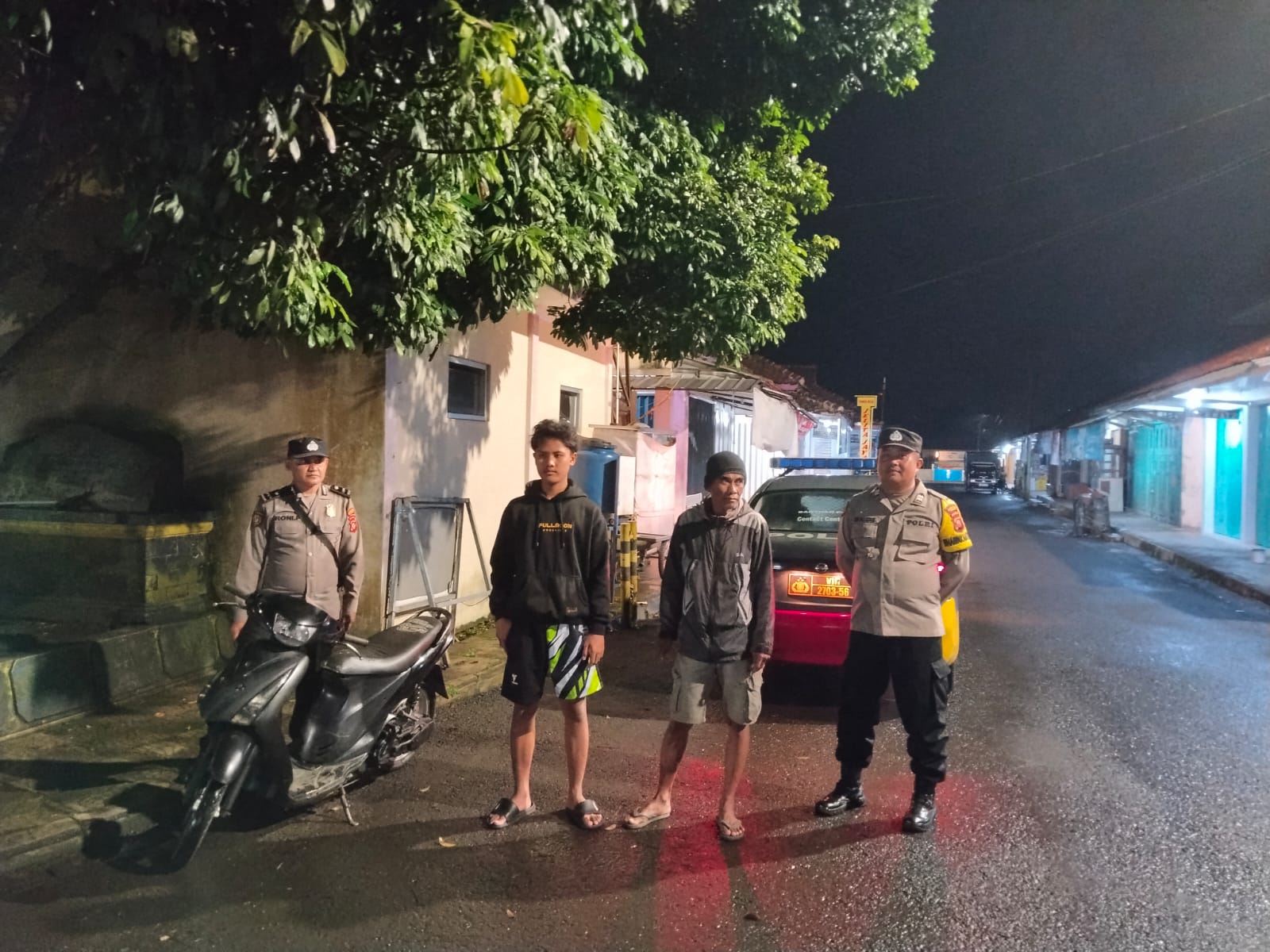 Cipkon Kamtibmas, Polsek Kawali Polres Ciamis Datangi Warga Saat Beraktifitas di Malam Hari