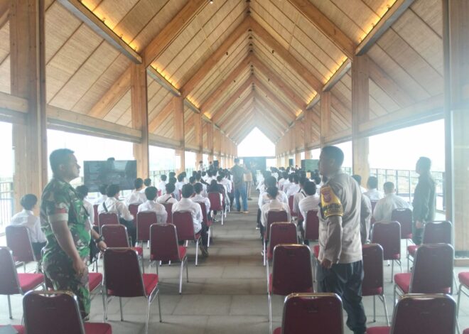 Bhabinkamtibmas Desa Sukagalih Polsek Megamendung sambang dalam rangka penerimaan tenaga kerja di PT EIGER ADVENTURE LAND