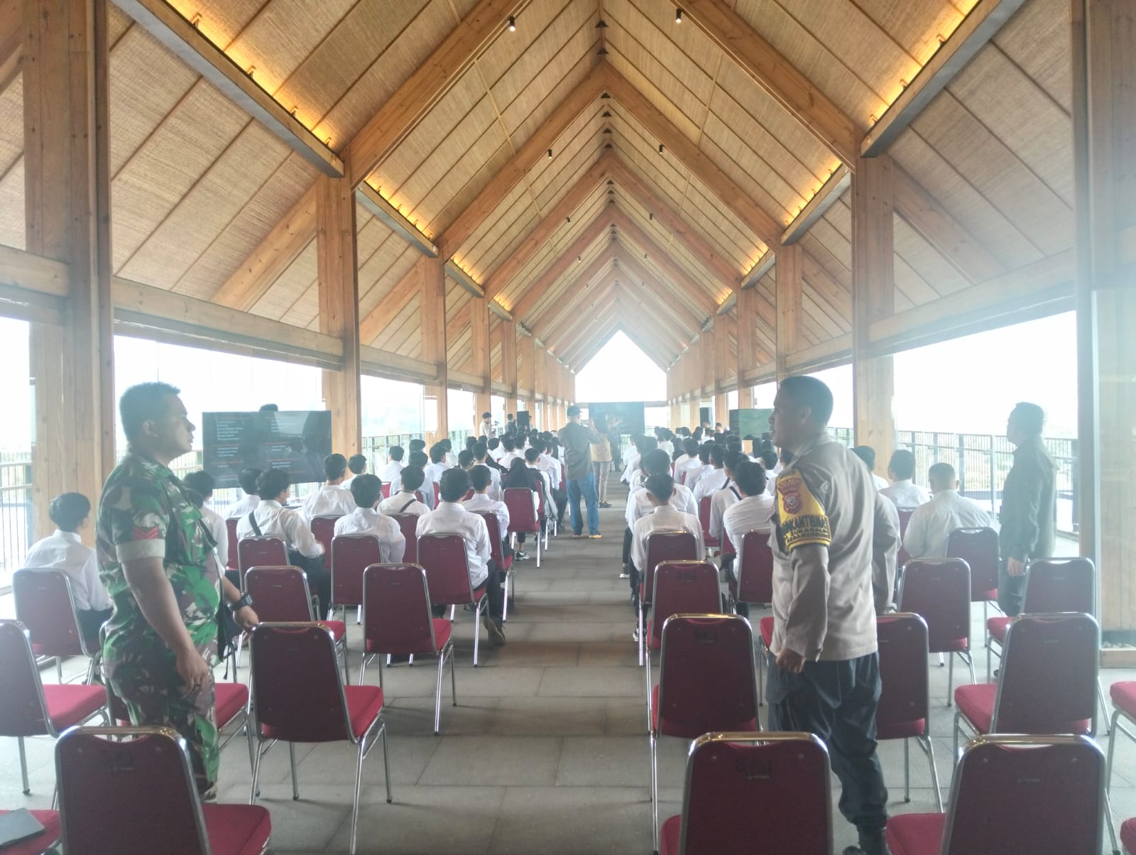 Bhabinkamtibmas Desa Sukagalih Polsek Megamendung sambang dalam rangka penerimaan tenaga kerja di PT EIGER ADVENTURE LAND