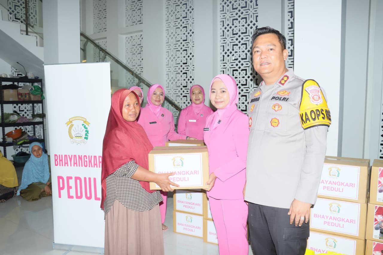 Polri Untuk Masyarakat, Kapolres Ciamis dan Ketua Bhayangkari Cabang Ciamis Tinjau Langsung Lokasi Banjir di Pamarican dan Salurkan Bantuan Sosial*