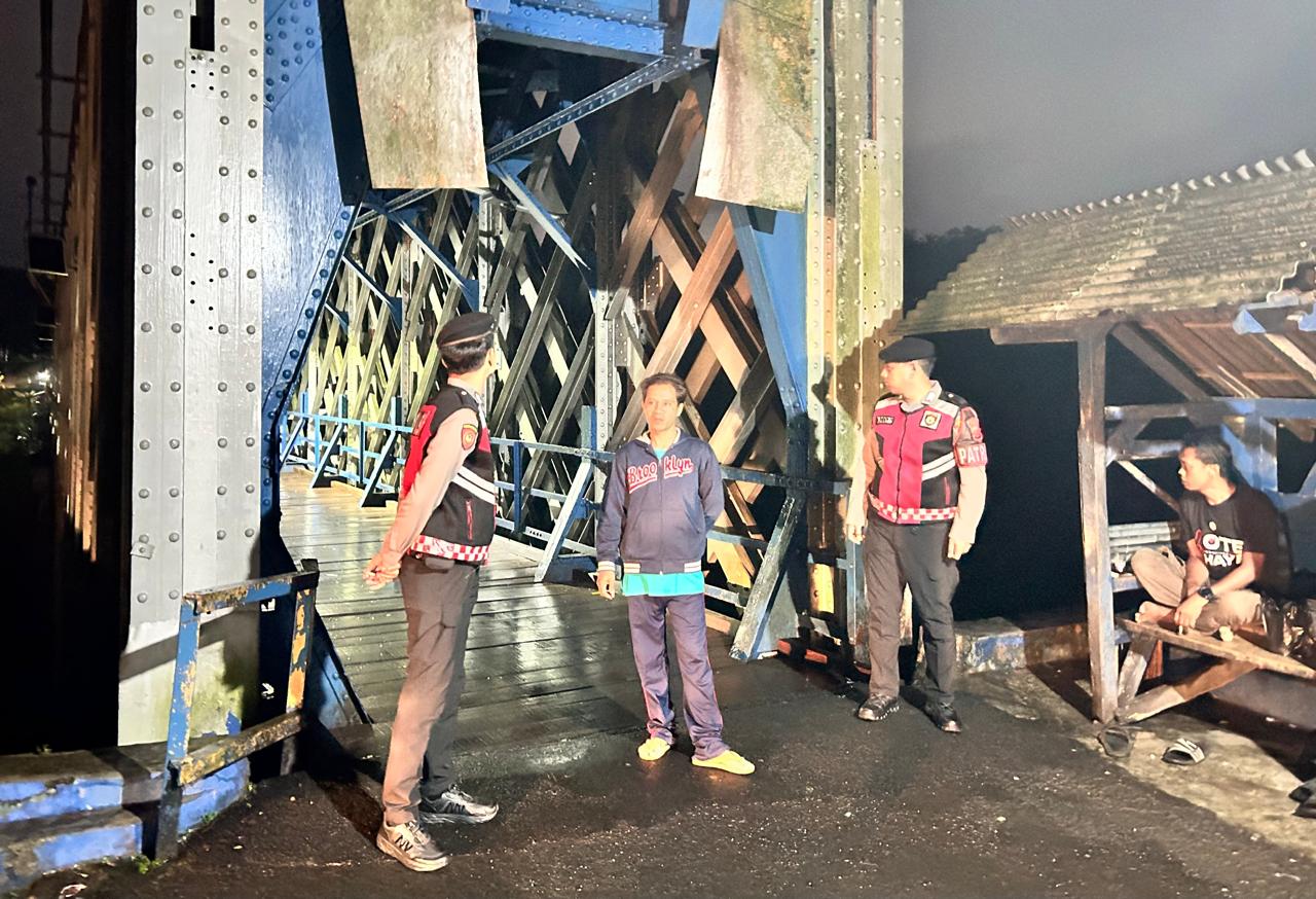 Jaga Harkamtibmas, Samapta Polres Ciamis Keliling Perkotaan Sambangi dan Jembatan Cirahong