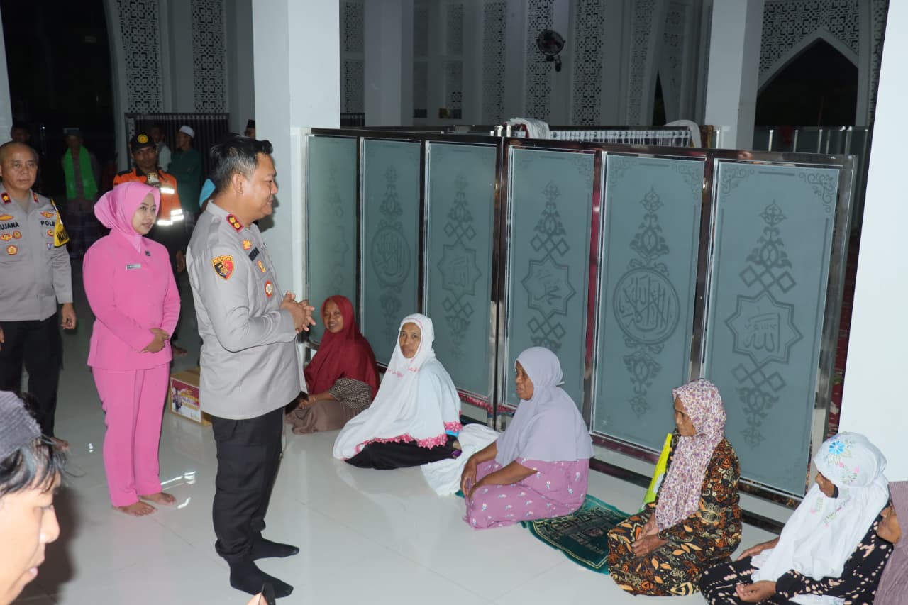 Kapolres Ciamis & Ketua Bhayangkari Cabang Ciamis bantu Langsung Korban Bencana Alam Banjir dan Pimpin Aksi Bersih-Bersih