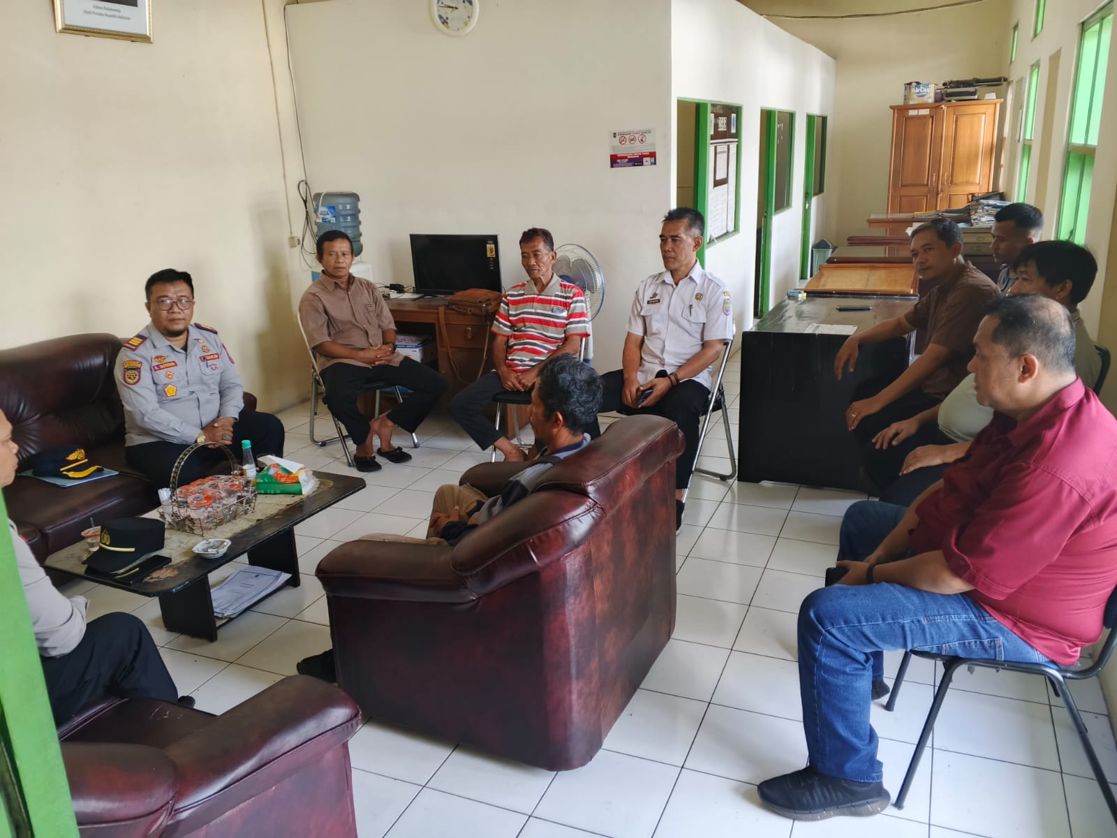 Perkuat Sinergitas, Polsek Cikoneng Polres Ciamis Koorkom Kamtibmas Stakeholder di Pasar Sindangkasih