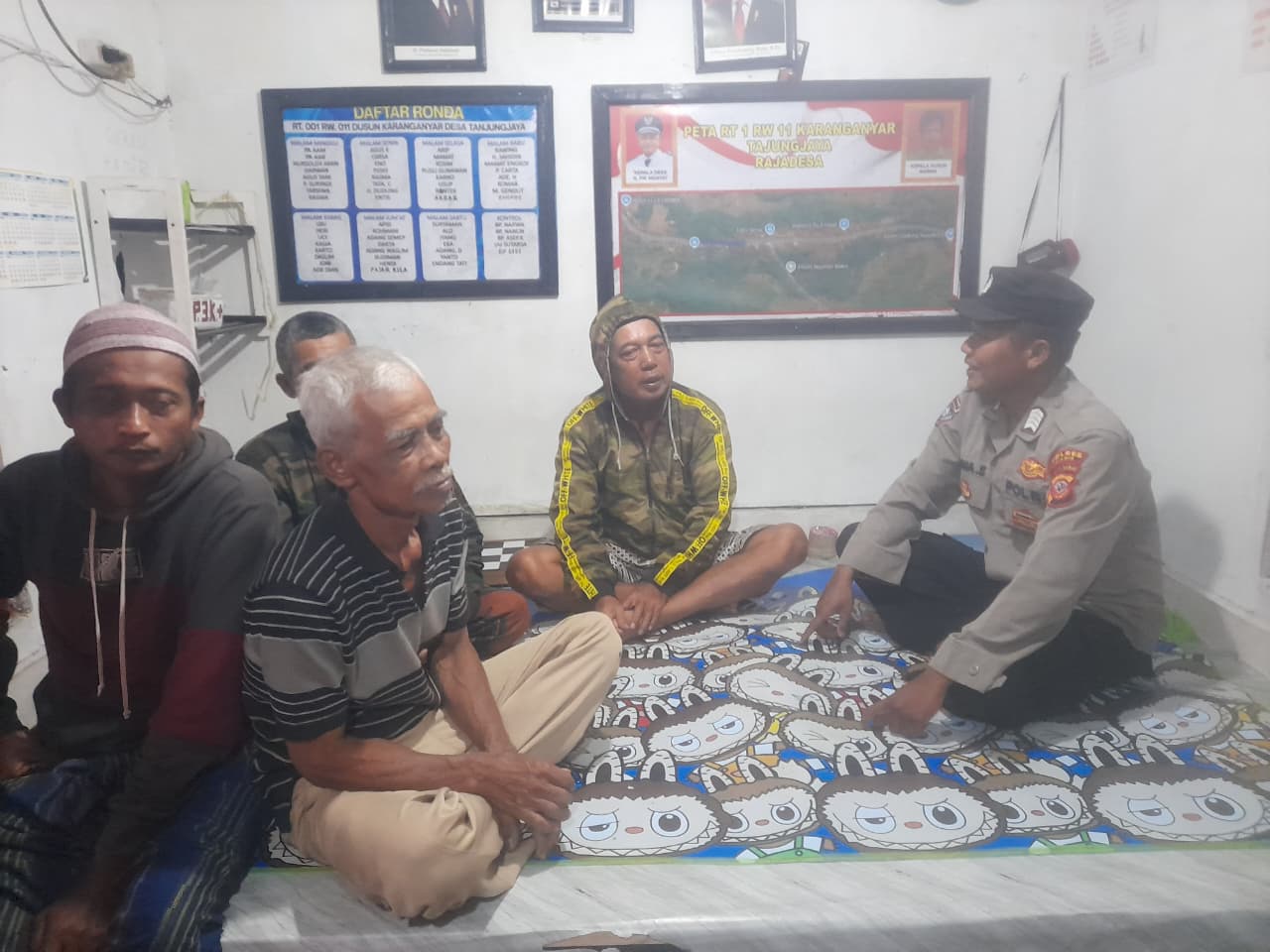 Cipkon Kamtibmas, Polsek Rajadesa Polres Ciamis Datangi Warga Saat Beraktifitas di Malam Hari