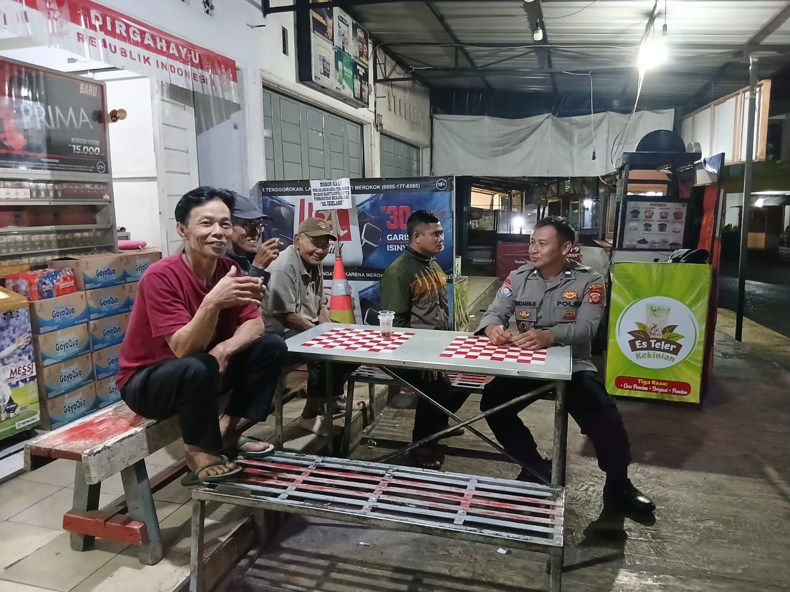 Cipkon Kamtibmas, Polsek Ciamis Polres Ciamis Datangi Warga Saat Beraktifitas di Malam Hari